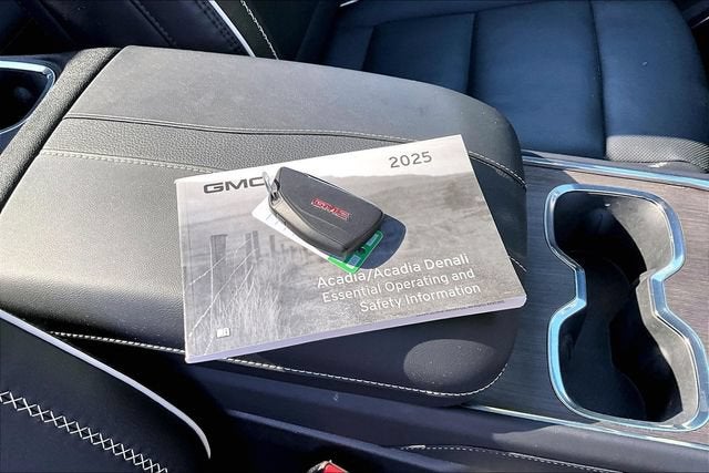 2025 GMC Acadia Denali - Photo 10