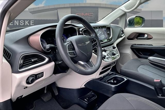 2022 Chrysler Voyager LX