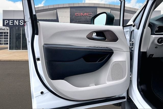 2022 Chrysler Voyager LX