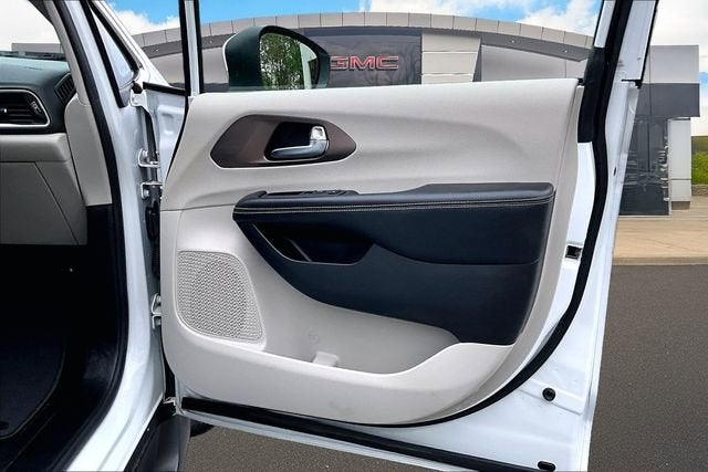 2022 Chrysler Voyager LX