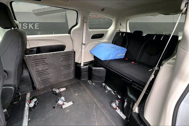2022 Chrysler Voyager LX