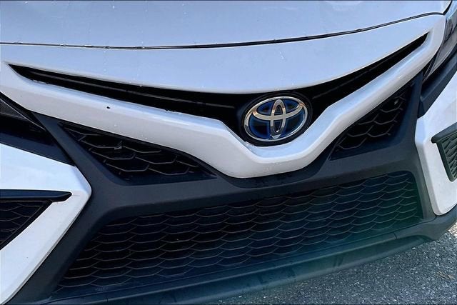 2022 Toyota Camry Hybrid SE