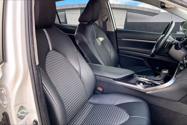 2022 Toyota Camry Hybrid SE