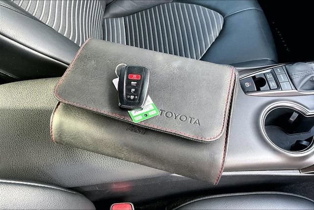 2022 Toyota Camry Hybrid SE